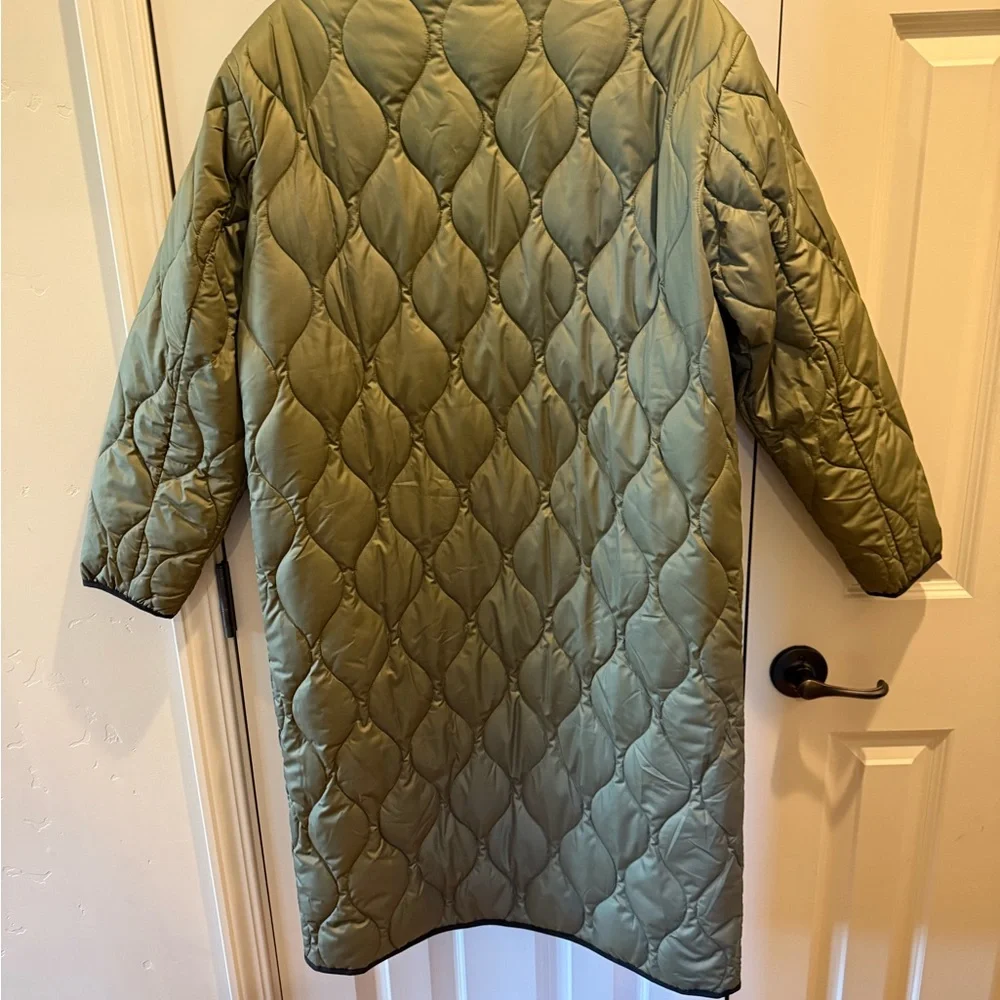 Everlane Quilted Puffer Coat in Olive - Picture 6 of 7